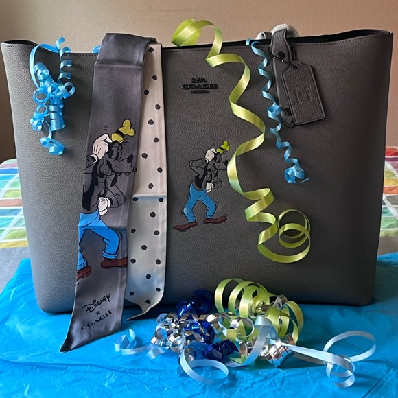 πΆ DISNEY X COACH CENTRAL TOTE WITH ZIP WITH GOOFY MOTIF AND MATCHING SCARF πΆ - Picture 13 of 16